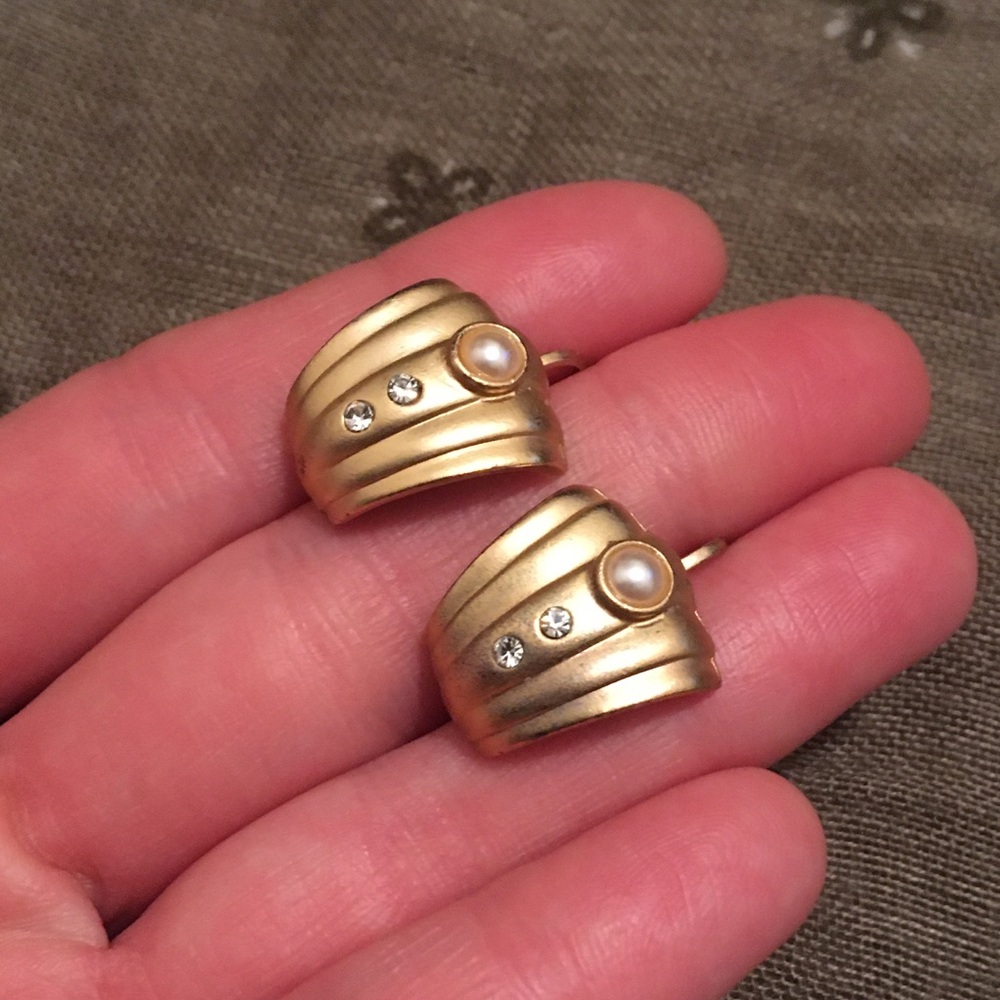 Vintage Gold Tone Faux Pearl Clip On Earrings - Picture 4 of 8